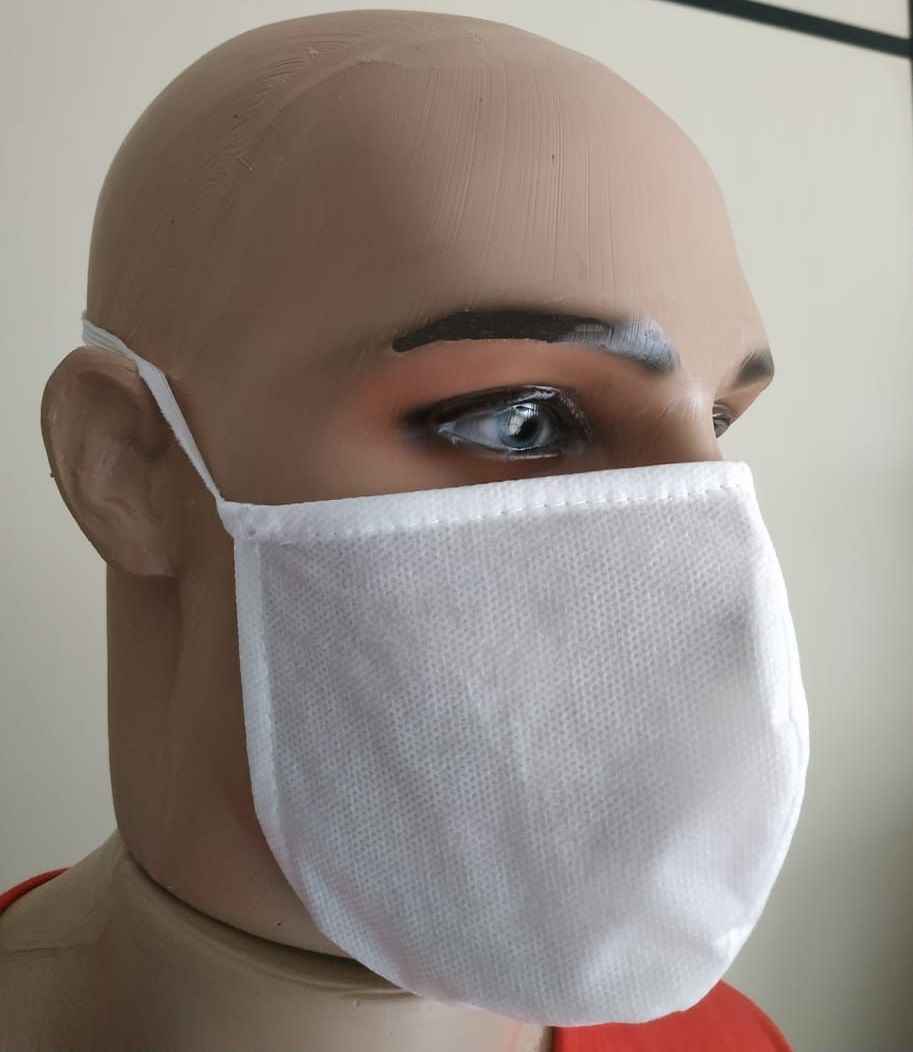 Touca e máscara descartáveis em tecido TNT com elástico ou tiras.